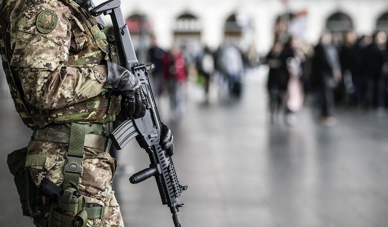 militari aggrediti roma