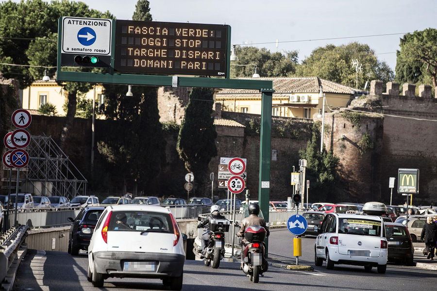 Piano antismog in città «Limite di velocità a 30 km all’ora e riscaldamenti più bassi