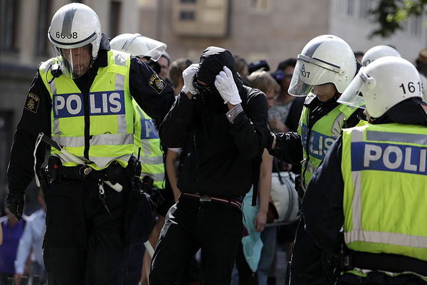 La polizia svedese accusata di aver coperto le molestie dei giovani rifugiati contro le ragazze