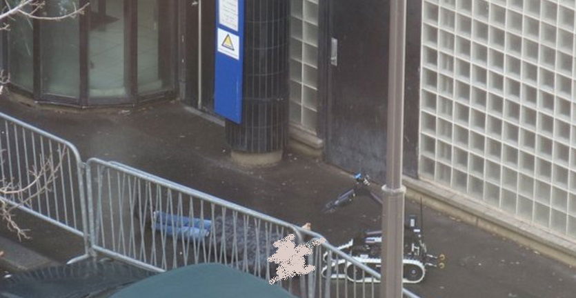 PARIGI UOMO UCCISO COMMISSARIATO