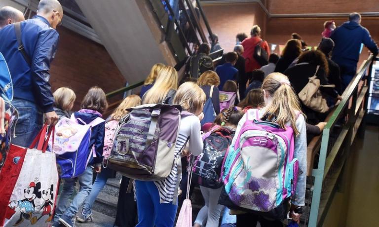 Indagini su una maestra di sostegno, i bambini: «Dovrebbe proteggere la nostra compagna, invece la picchia ed è cattiva»