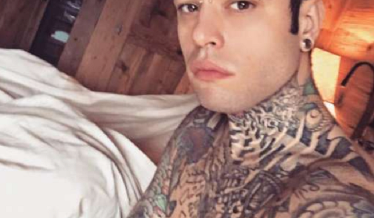 fedez foto letto gamba