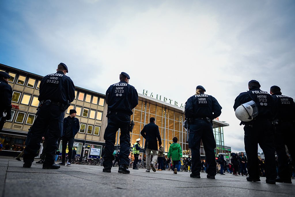 Какого числа нападение. Нападения в Кёльне, Германия. Полиция Кельна. Беспорядки в Кельне. События на новый год в Кёльне, Германия с мигрантами.