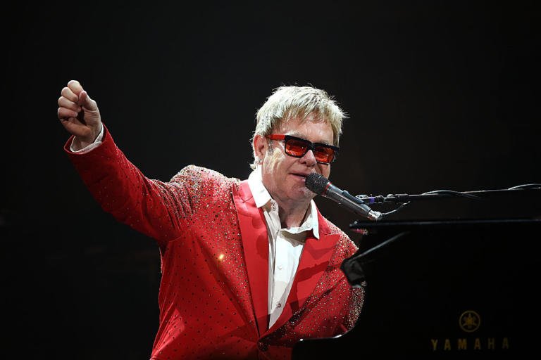 Elton John perde la voce ad Auckland e abbandona in lacrime il palco | Video