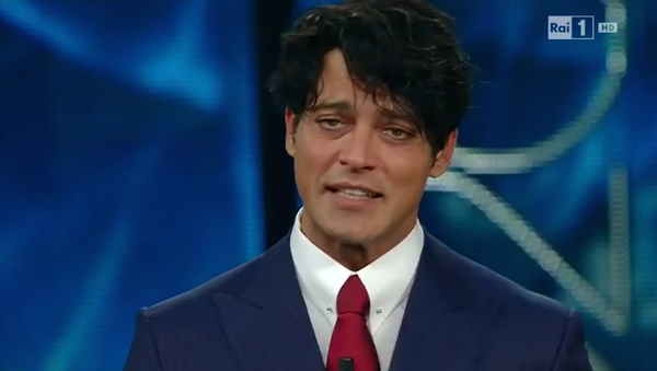 Gabriel Garko re dei social con: «Ho sceso la scala»