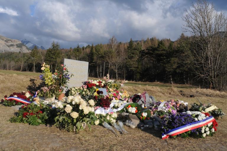 Germanwings dice che i passeggeri, che hanno urlato e assistito alla lite con Lubitz, non si sono accorti di morire