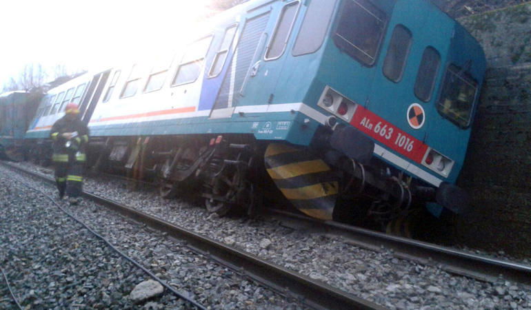 maltempo treno deragliato vittime