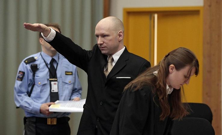 Anders Breivik fa il saluto nazista