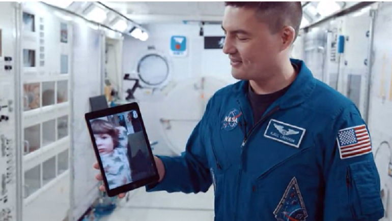astronauta risponde domande bambini video