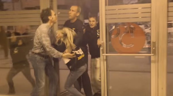 L’incredibile video dei vegani che inseguono Giuseppe Cruciani per picchiarlo