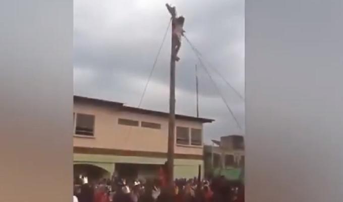 gesù cade dalla croce video