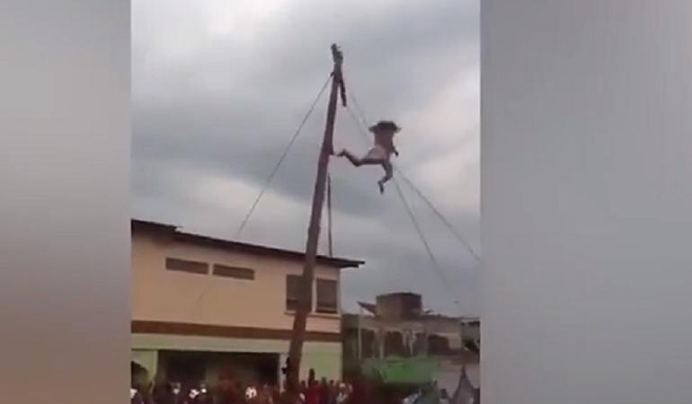 gesù cade dalla croce video