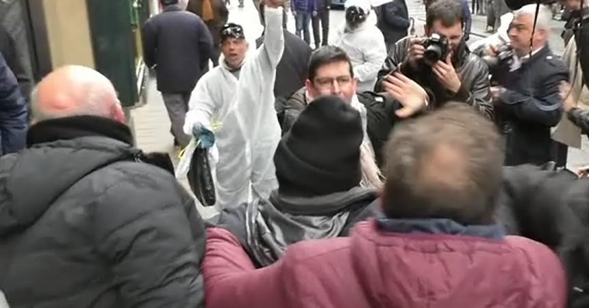 Napoli, contestazione a Bassolino