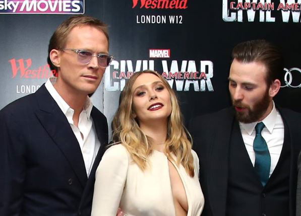 Chris Evans ha guardato nella scollatura di Elizabeth Olsen e l’internet se n’è accorto