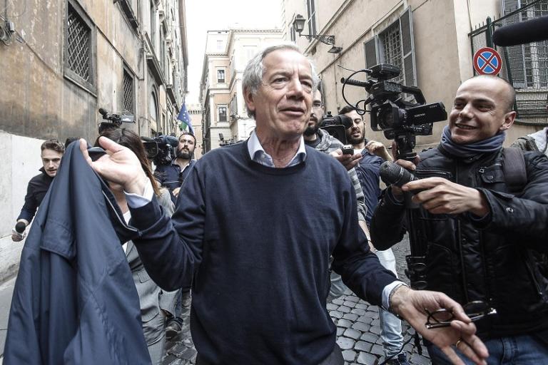Bertolaso a Di Maio: «Si tolga la divisa della Protezione Civile e non scimmiotti il suo collega»