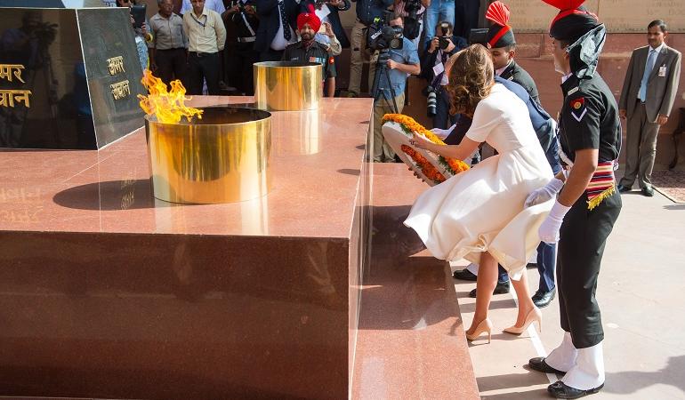 kate middleton vestito vento new delhi foto video