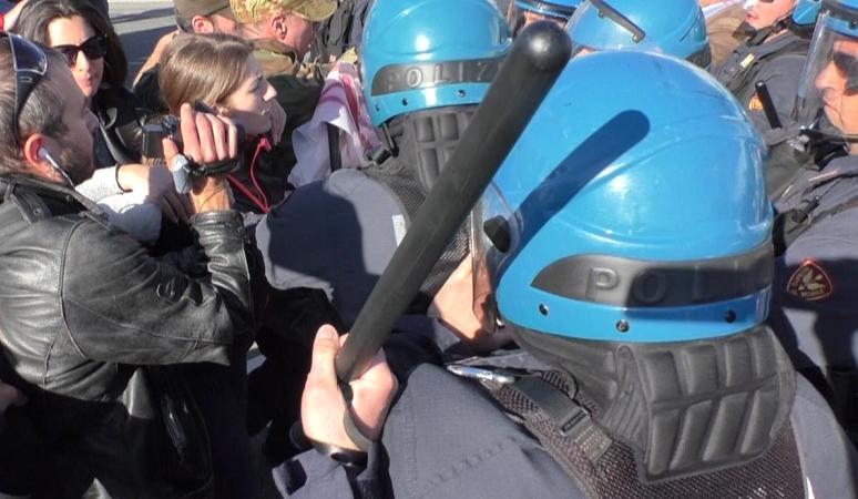 Napoli, contestazione a Maria Elena Boschi