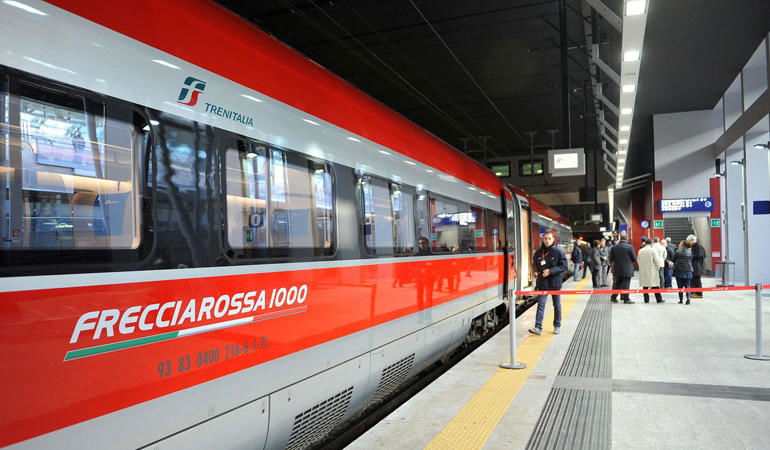 ragazza treno milano