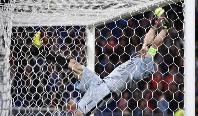 Belgio-Italia Buffon traversa caduta