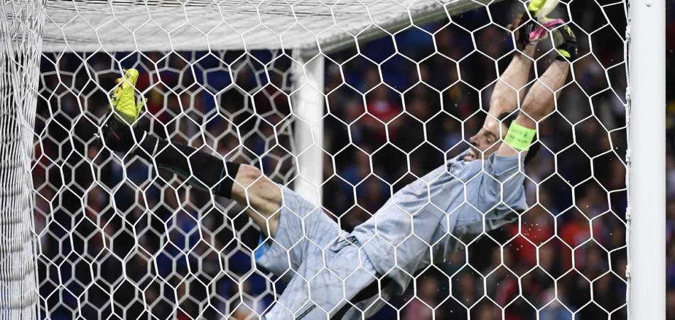 Belgio-Italia Buffon traversa caduta