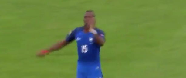 Pogba gesto ombrello