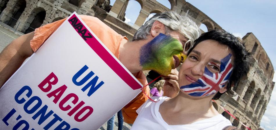Brexit catena di baci