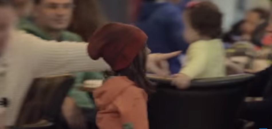 Unicef bambina ricca povera spot