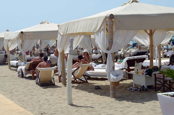 Le spiagge extra-lusso per vip e turisti d’elite: fino a 400 euro al giorno per una tenda