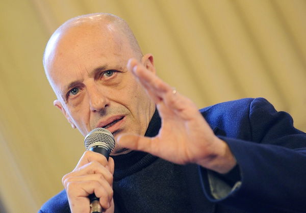 Sallusti dà la colpa a Gianni Morandi per la disoccupazione: « Non dovevi metterti in ginocchio coi cretini del web»