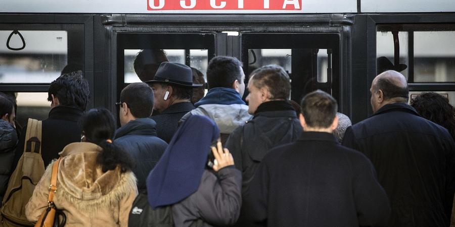 roma ragazza aggredita autobus
