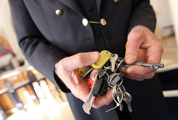 La bufala dei portachiavi con i microchip regalati dai ladri per rubarti in casa