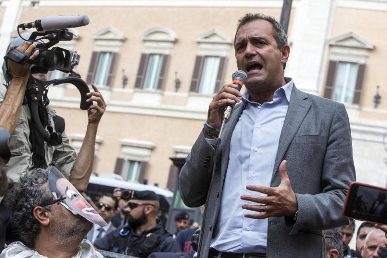 Napoli prepara la «secessione» à la De Magistris: «Presto avremo una moneta da affiancare all’euro»