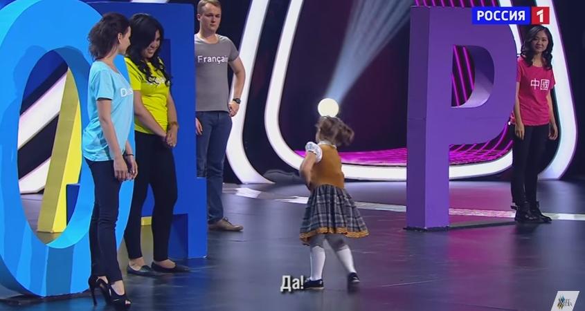 Russia bambina poliglotta