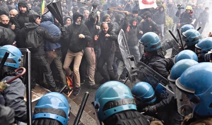scontri polizia manifestanti leopolda