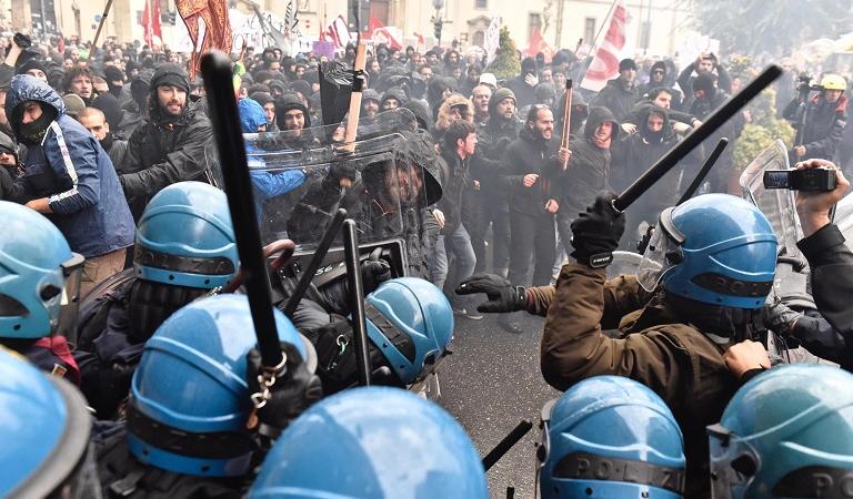 scontri polizia manifestanti leopolda