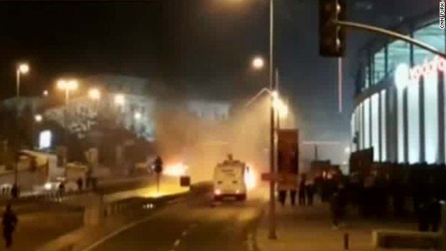 Istanbul Autobombe esplosioni morti video