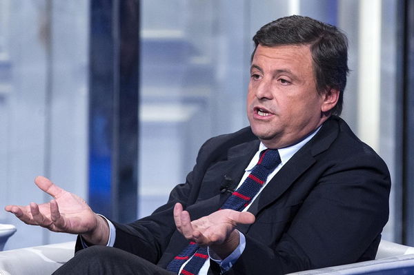 Carlo Calenda, scontro frontale con il PD sul canone Rai: «L’abolizione è una presa in giro»