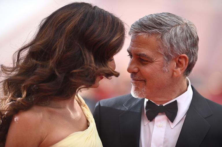 Incidente stradale per George Clooney in Sardegna. L’attore al pronto soccorso in codice giallo