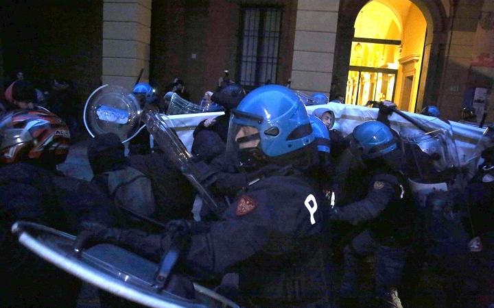 bologna scontri