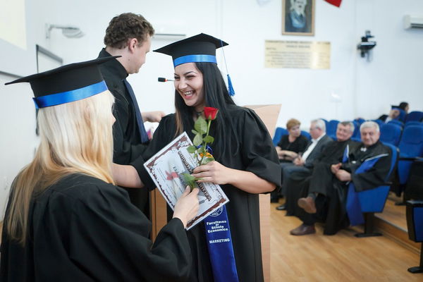 Veronica si laurea con 101 ma in due giorni perde 5 punti