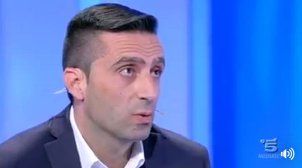 C’è posta per te: la storia di Enzo e Stefania. «Se non mi ami perché non mi blocchi su Facebook?» | VIDEO