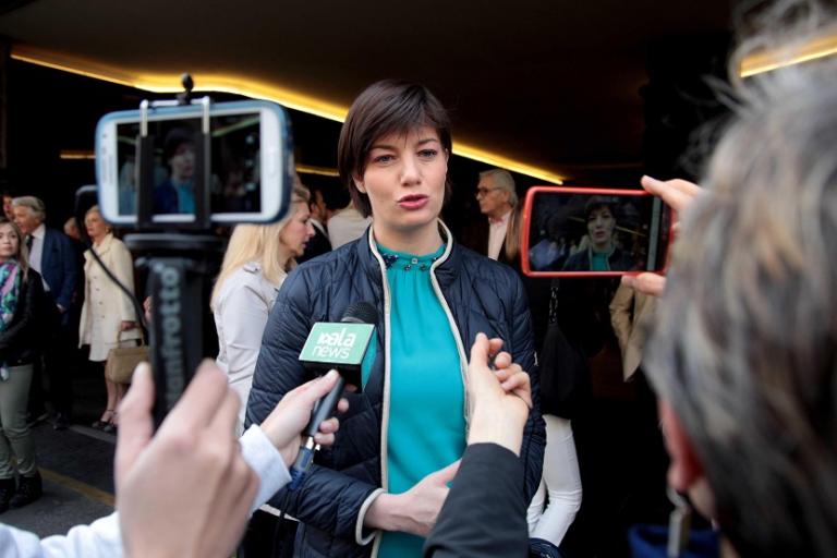 Lara Comi di Forza Italia indagata: «Stasera gli faccio lo shampoo»
