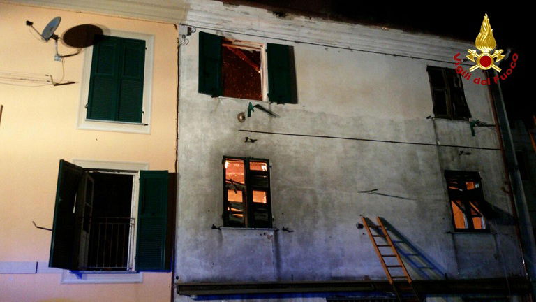 bimbo lanciato dalla finestra