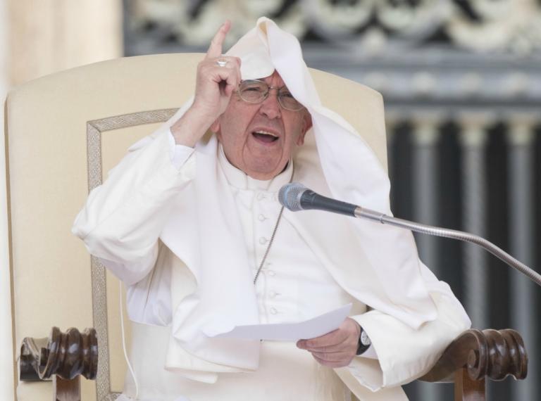 Neanche Papa Francesco piace più alla gente a causa della sua posizione sui migranti