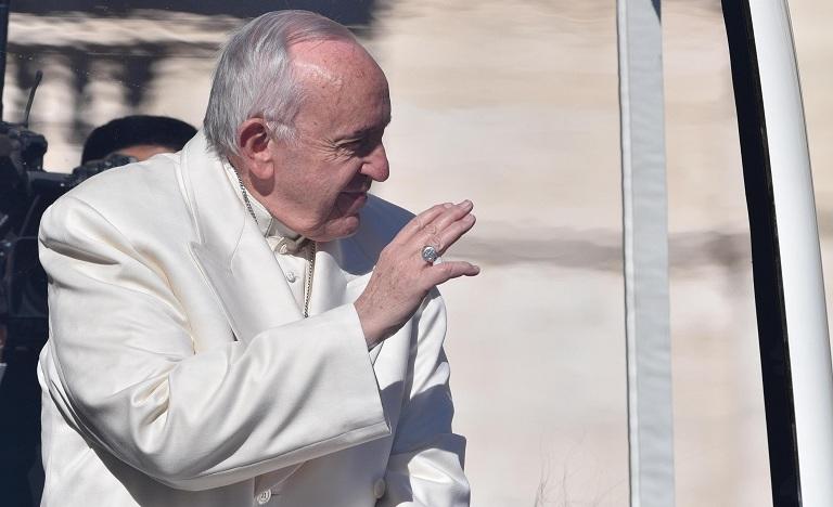 Papa Francesco inciampa e cade per tornare a Santa Marta