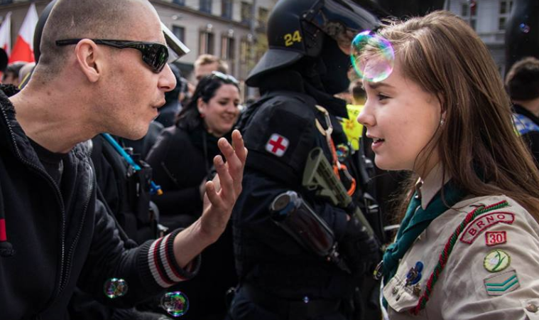 ragazza scout neonazista