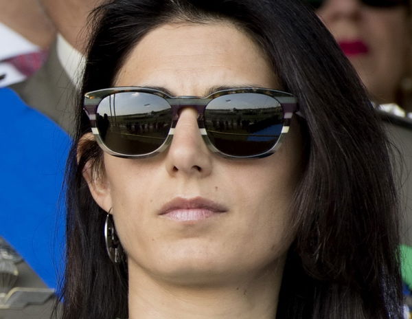 Le foto della spazzatura di Roma invadono la bacheca Facebook di Virginia Raggi