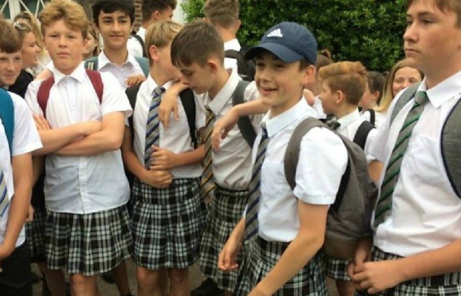Мальчик придет в школу. Образ британского школьника. Школьная форма с короткими шортами. Мальчики в Англии носят шорты. Мальчишки в платьях и юбках в школе фото.
