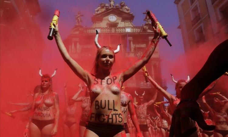 Nudi contro corsa Pamplona