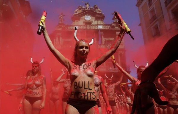 Pamplona, nudi per protestare contro la corsa dei tori nella festa di San Firmino | VIDEO
